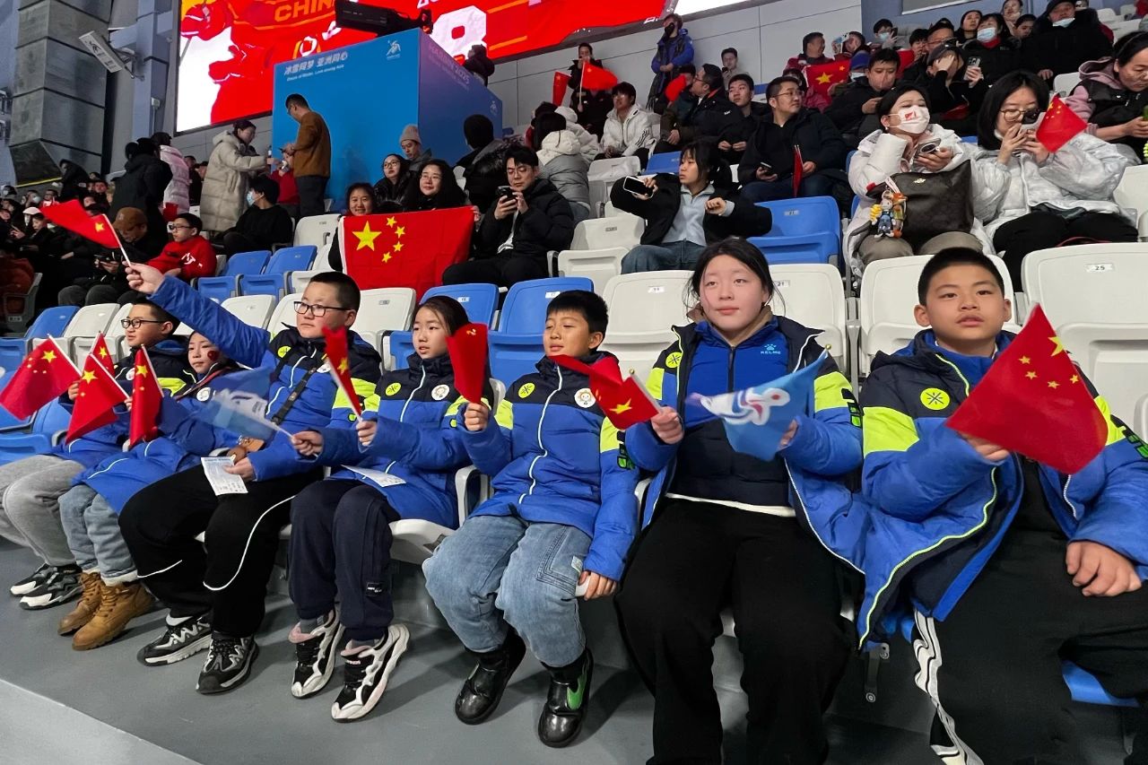 yl23411永利公益圆梦希望学子观看亚冬会冰球赛事